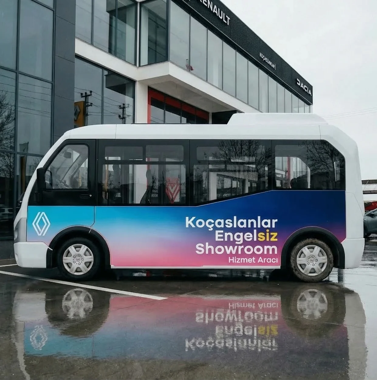 Koçaslanlar Engelsiz Showroom engelli dostu ulaşım minibüsü showroom önünde